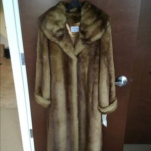 NWT Pamela McCoy 50” Faux fur coat - Honey Brown